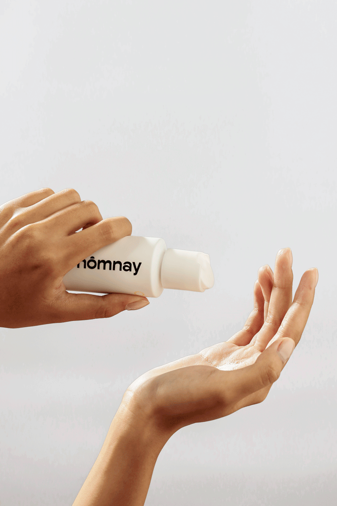 hands pouring homnay beauty wonder powder cleanser bot sua rua mat enzyme